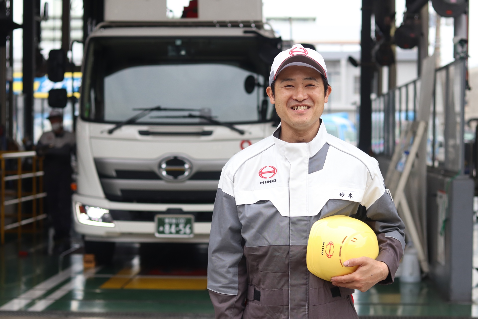 地域に密着して、お客様の「走る」を支え続ける、頼れるパートナー。日野自動車のトラックやバスの整備士