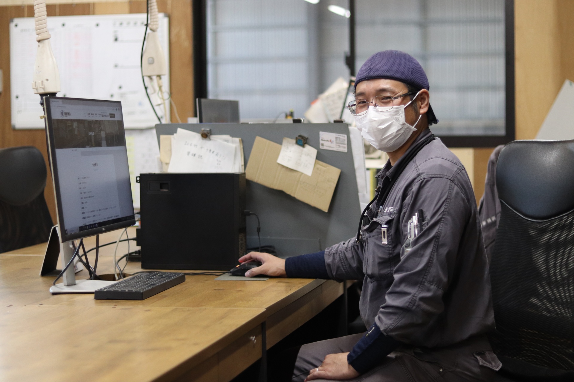 図面を描くだけではありません。製造スタッフと連携しながら、自分が設計した製品をカタチにしていく仕事