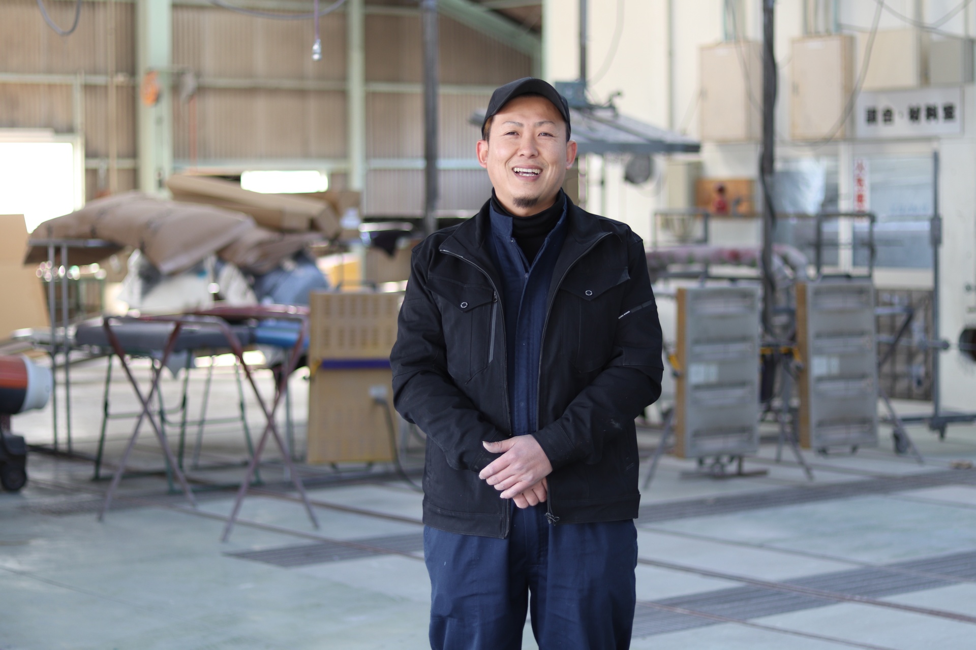 接客がないため、作業に専念できる板金塗装の仕事。キズやへこみを元通りにし、車の美しさを取り戻します