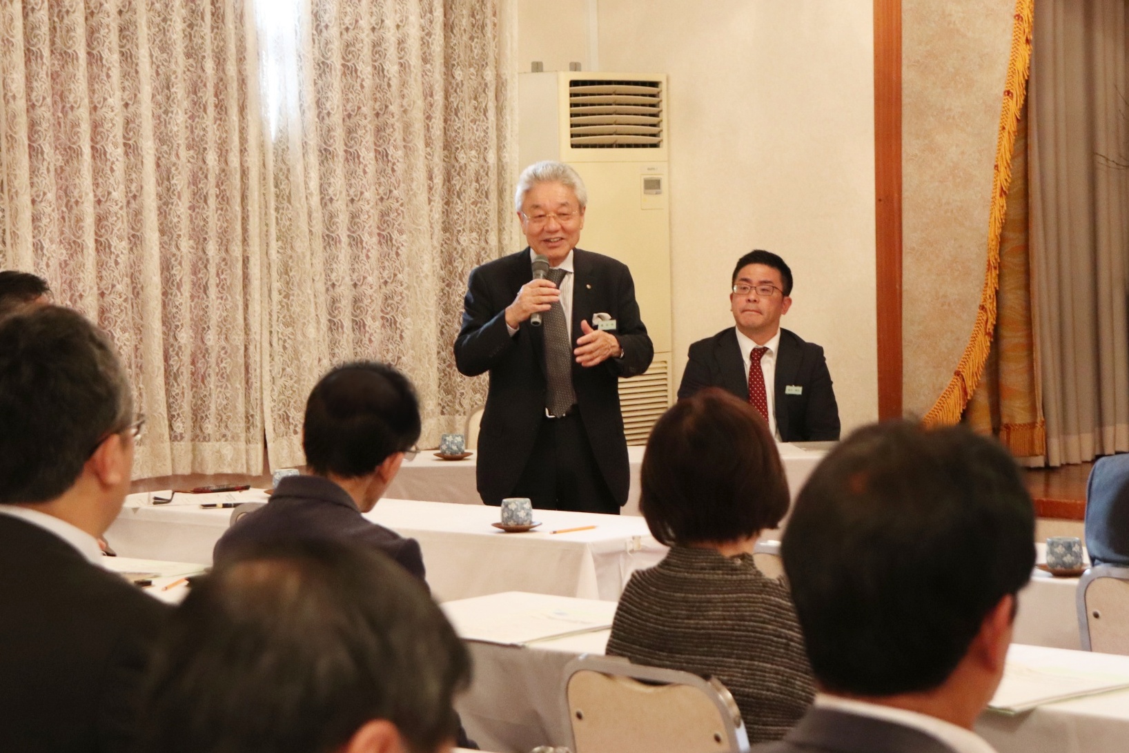 勉強会を定期的に開催しています