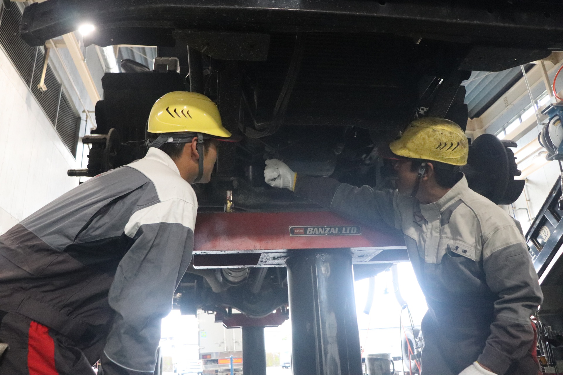 大型商用車特有の高度な整備業務