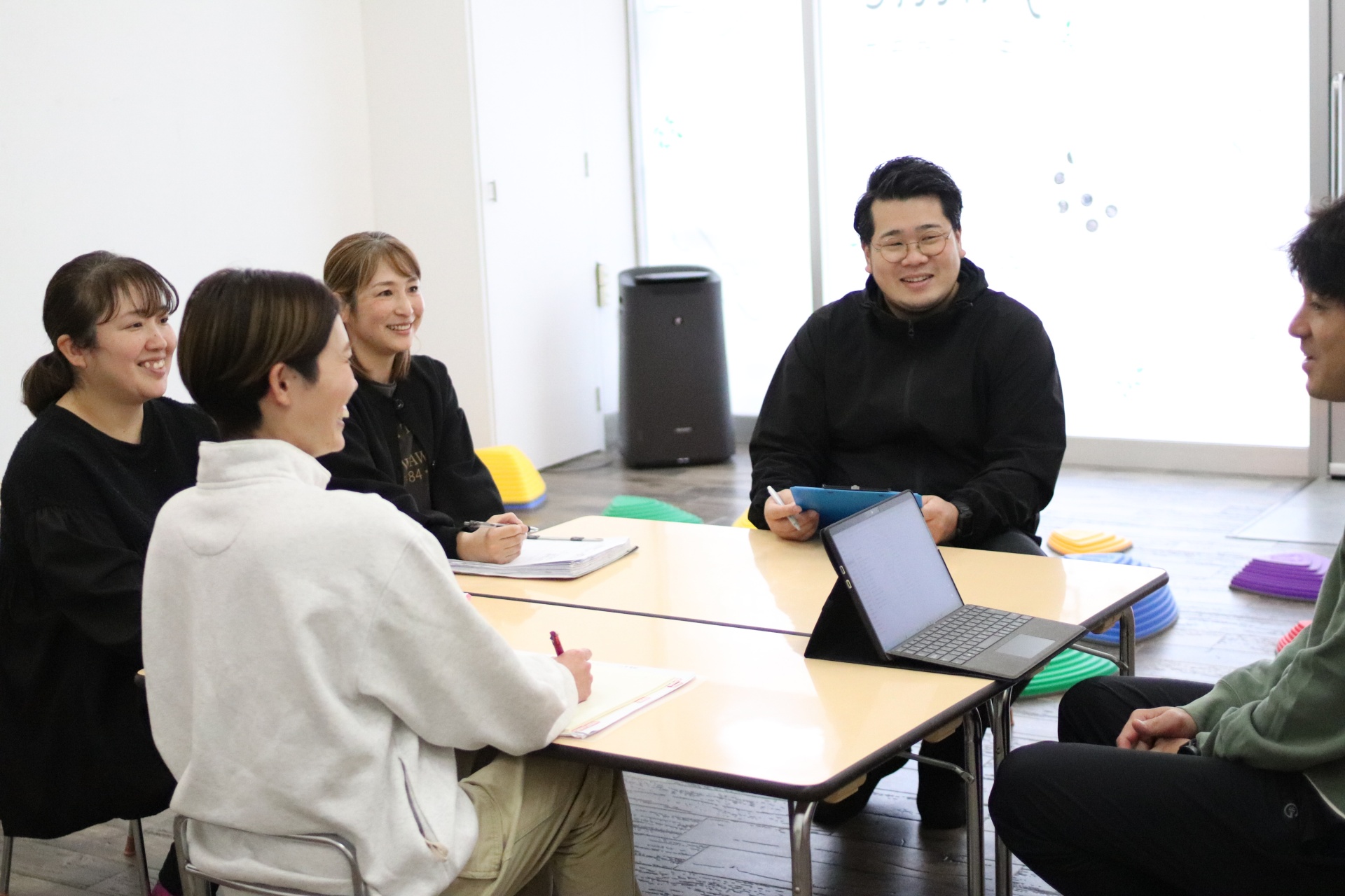 「学び合いながらみんなで創る、療育」写真手前女性
