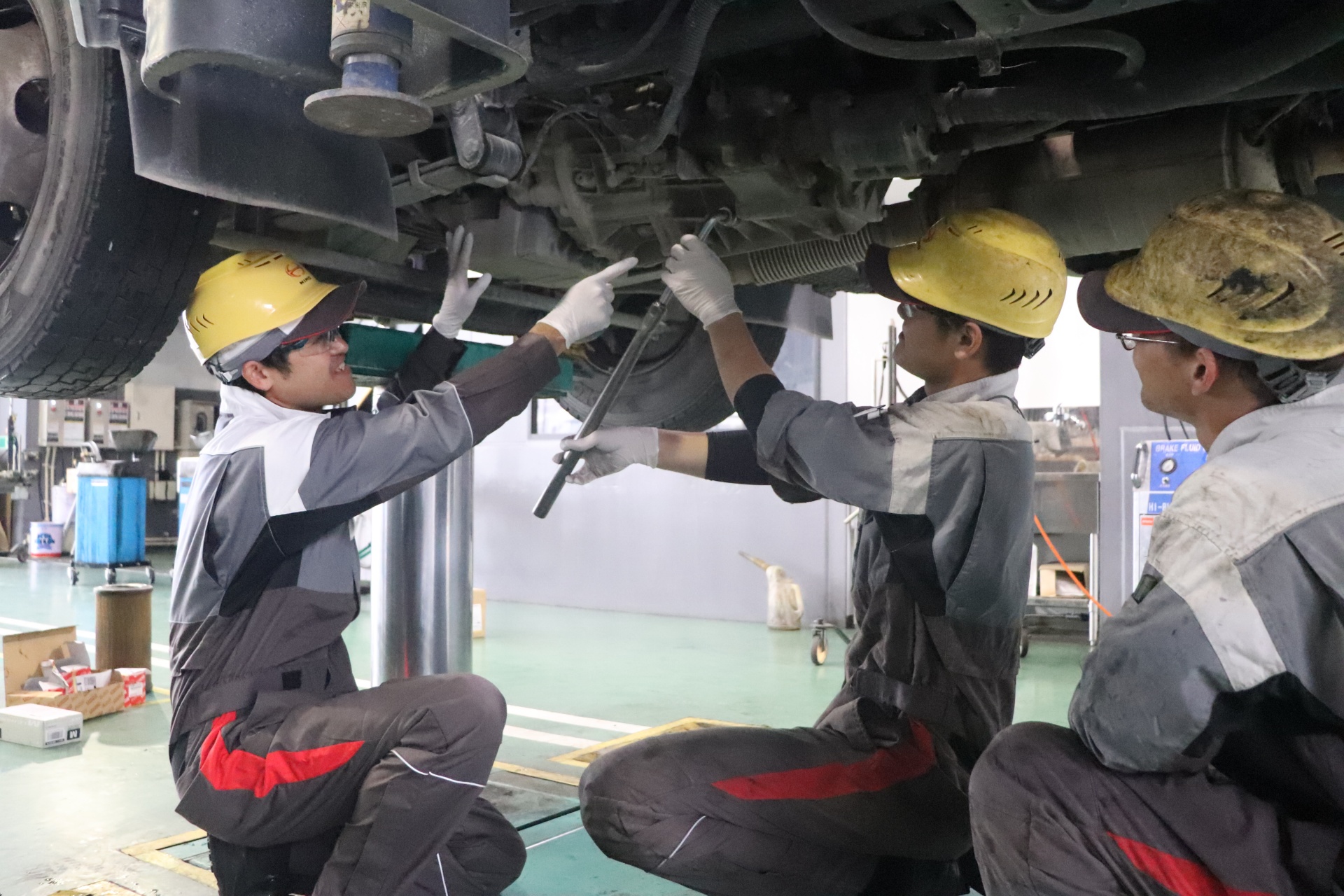 大型商用車特有の高度な整備業務