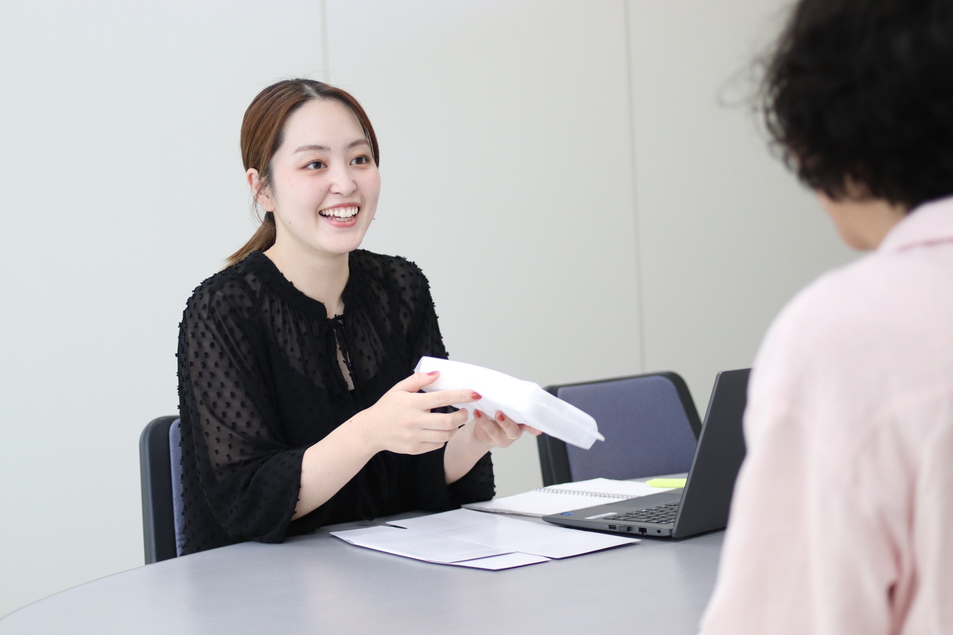 仕事は外出先の営業活動3割、オフィスワーク7割です