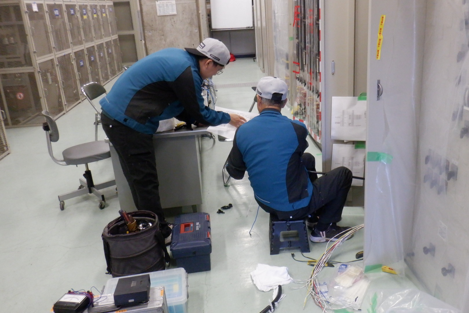 未経験からプロへ。手厚い支援と離島出張が育む強い絆