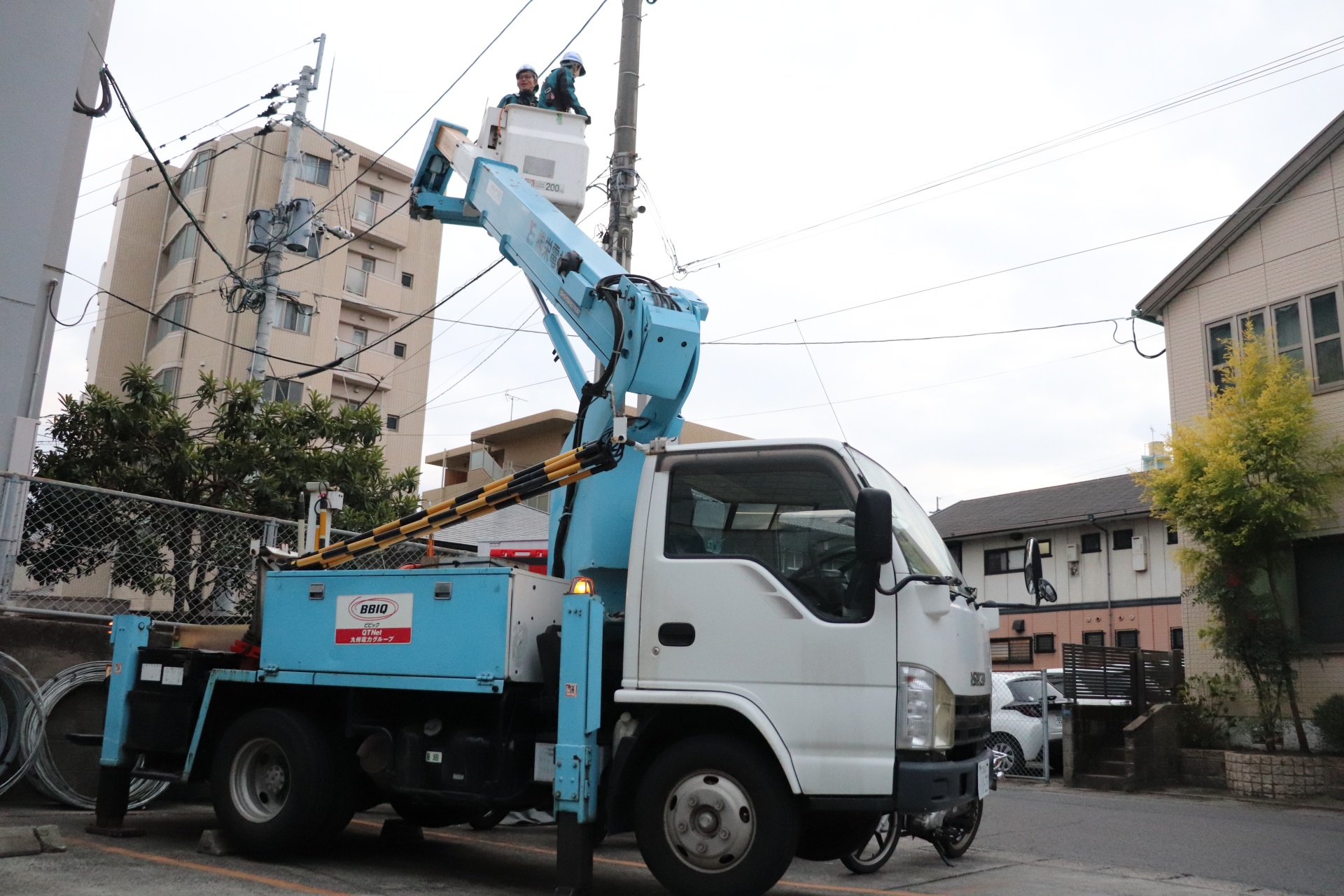 電柱上での作業により、高速通信を実現する専門技術
