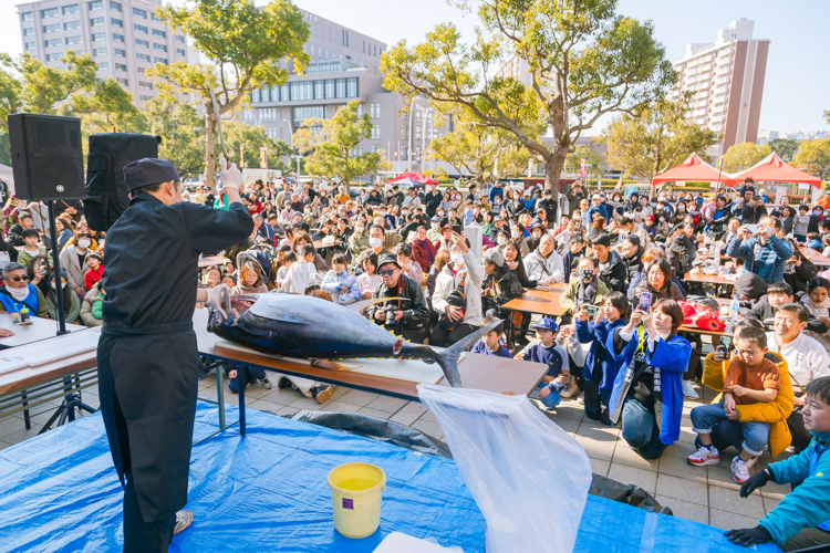 圧巻のパフォーマンスで魅せる、出張マグロ解体ショー