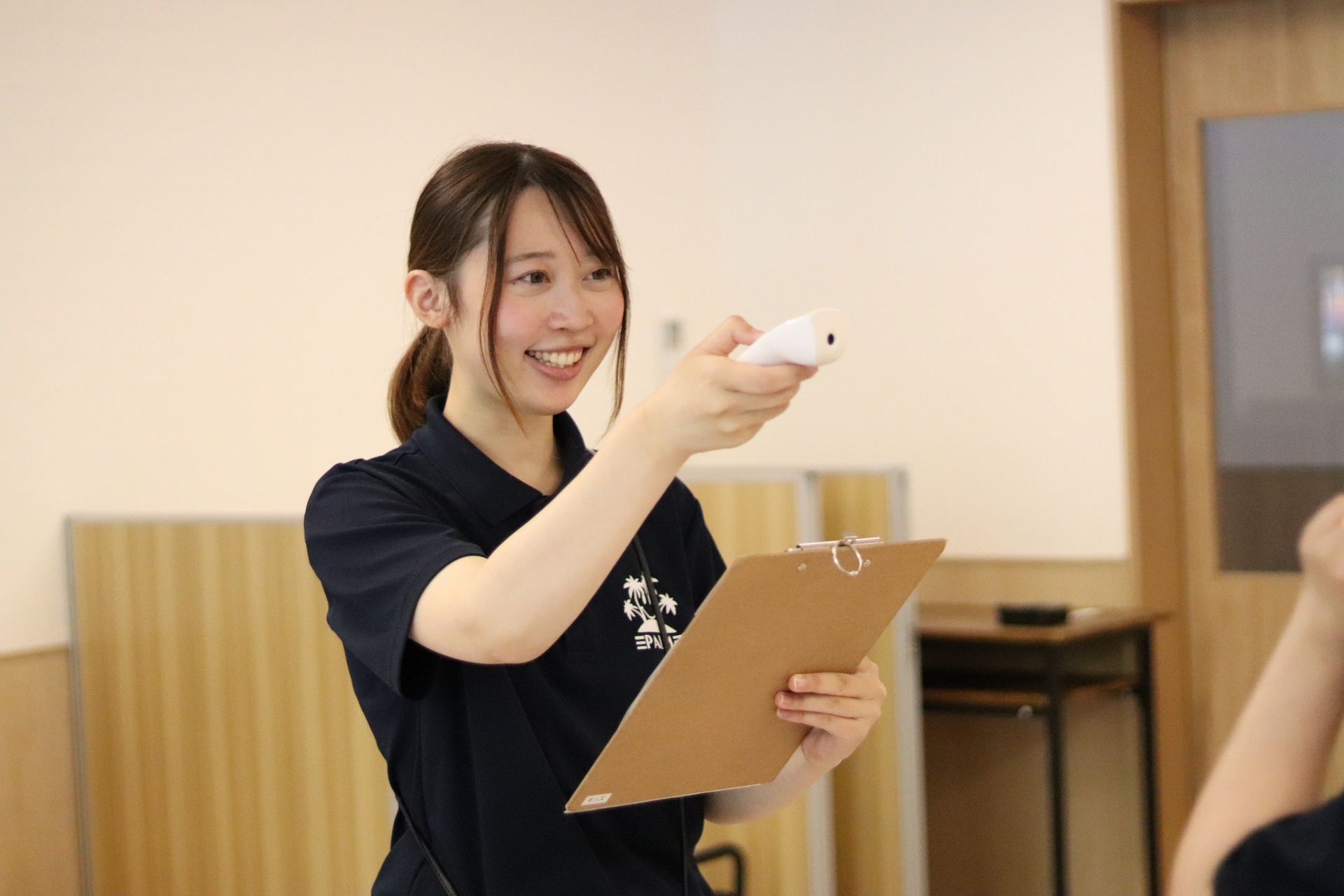 主な業務は、支援を行いながら健康管理を行います