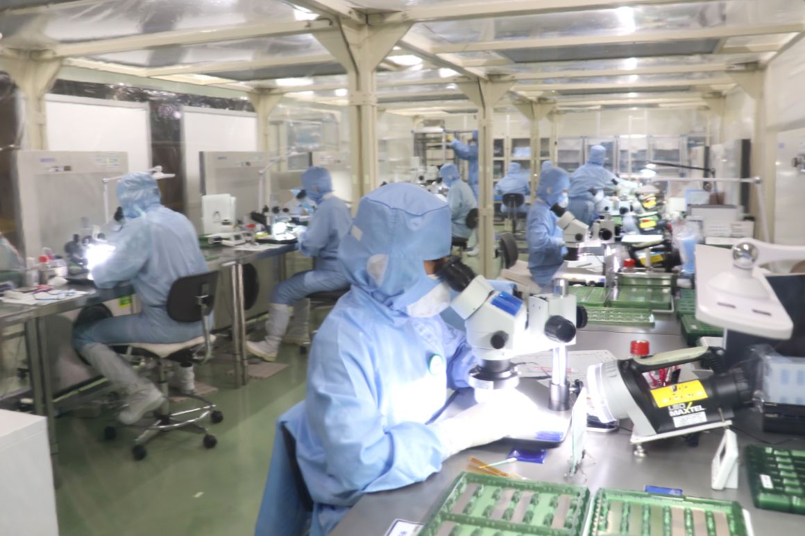 最先端技術を支える「目」と「手」の仕事