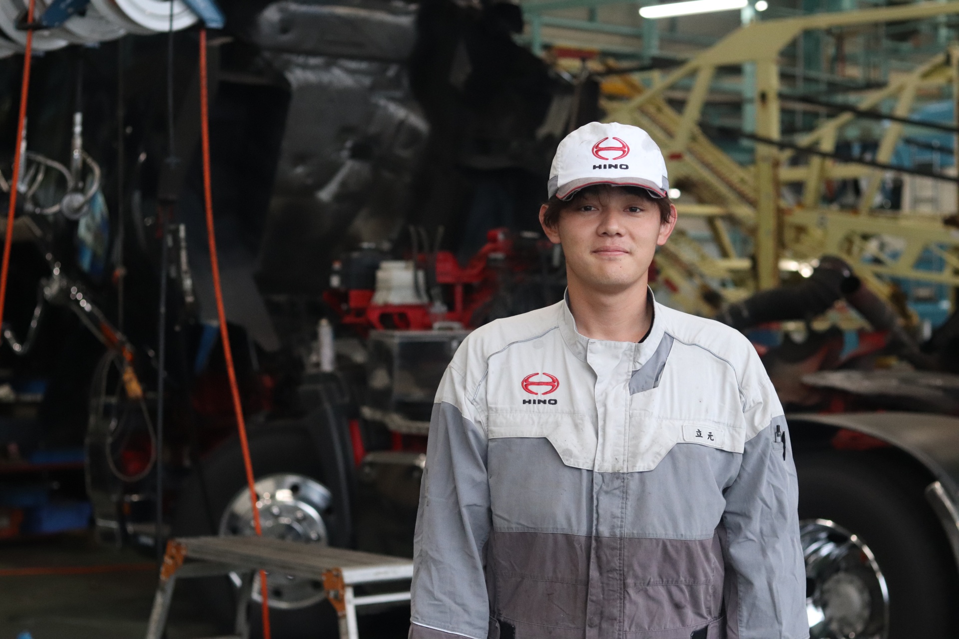 日本の物流や人の流れを担う、トラックやバスといった大型商用車の安全を守る、社会貢献度の高い整備士業務