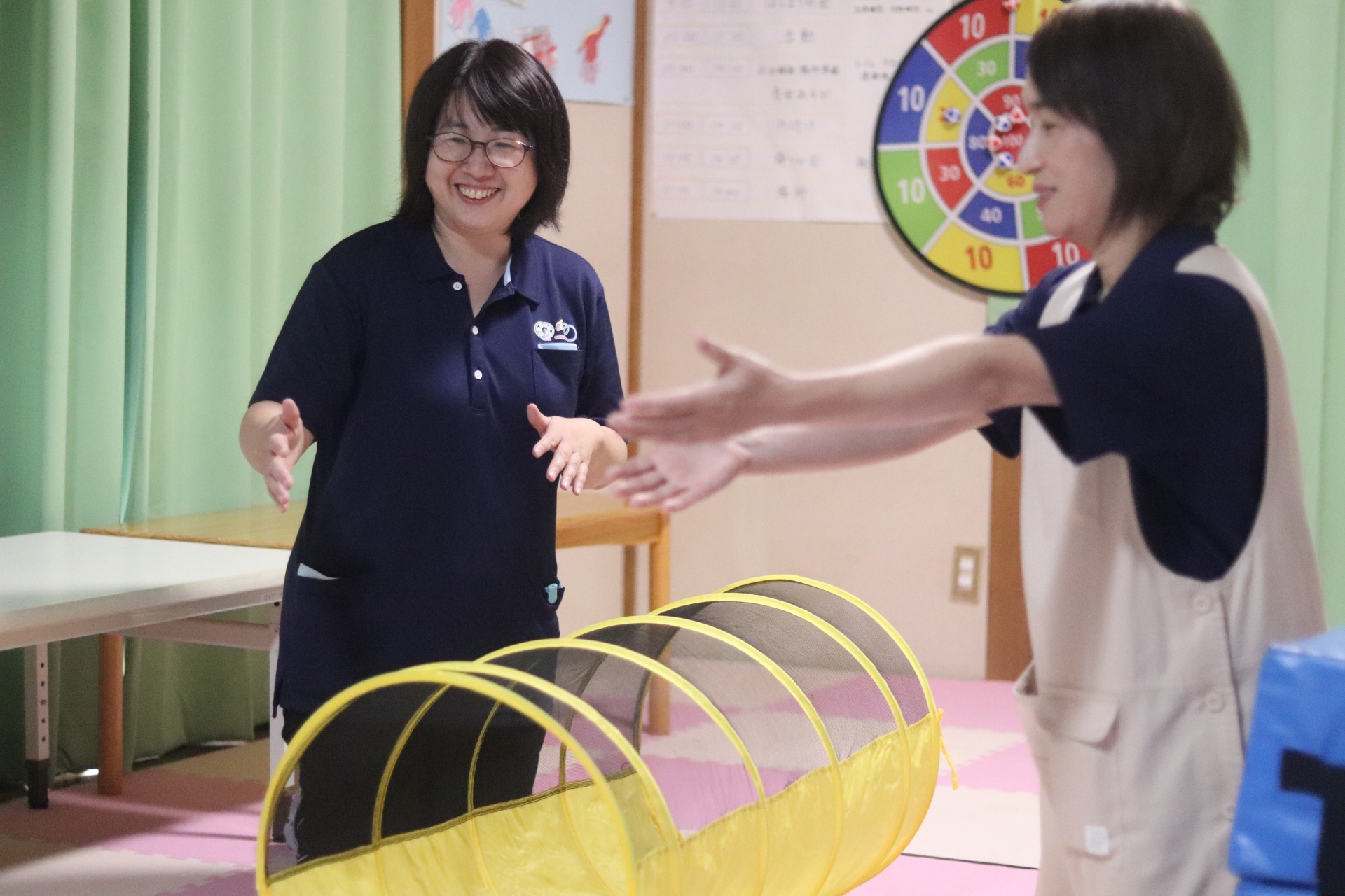 教員免許　入社1年目スタッフインタビュー（写真奥）