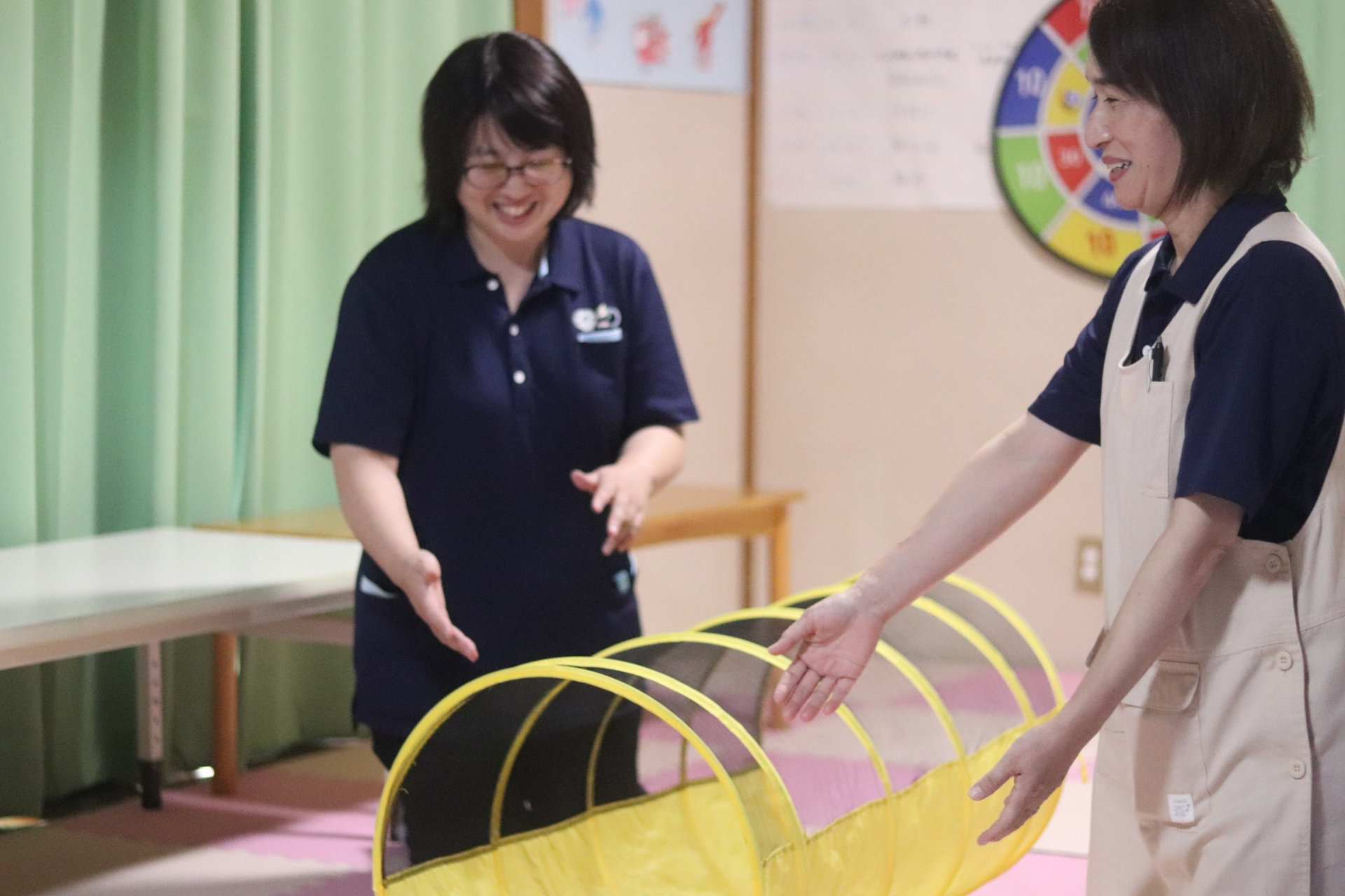 入社3カ月目スタッフインタビュー（写真手前）